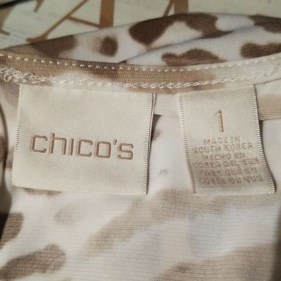 Chico's Short Sleeve Animal Print Top Size Medium - Picture 5 of 9